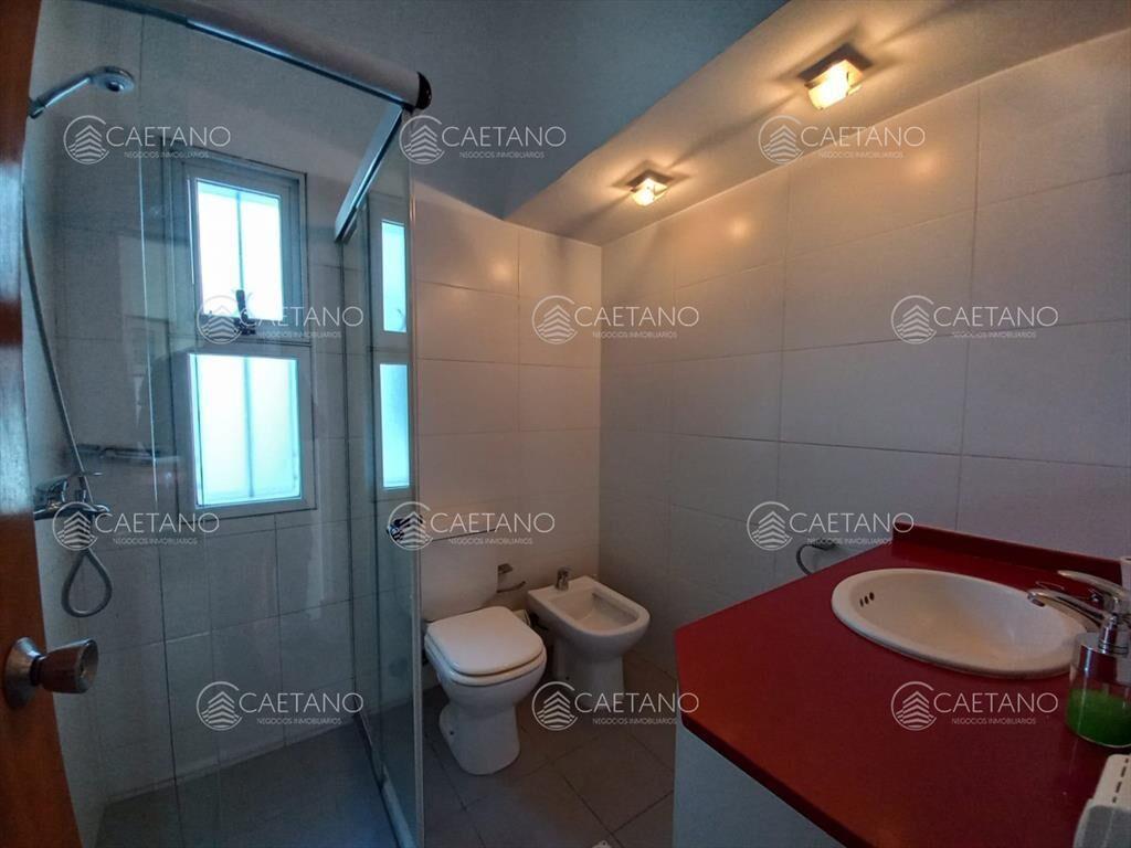 Vende casa de 3 dormitorios totalmente reformada. Con pisci