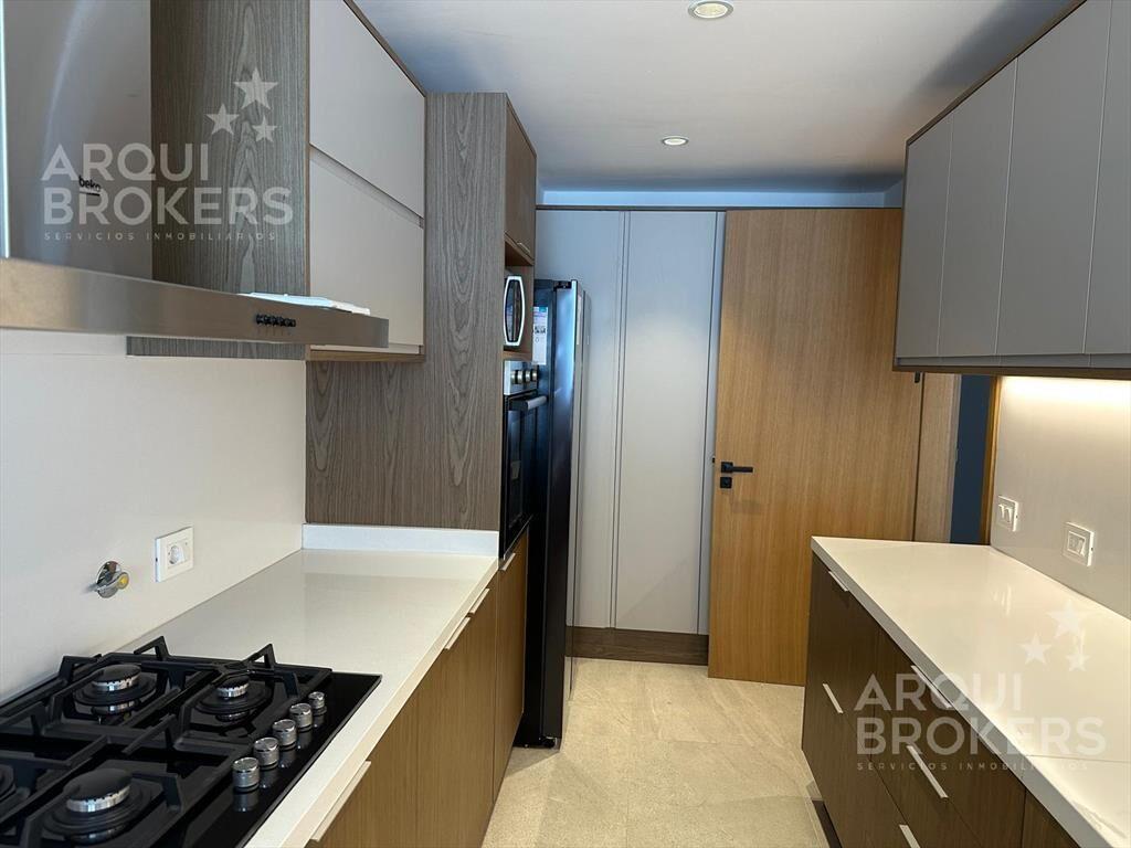 Apartamento de 2 dormitorios en venta en Carrasco - C403