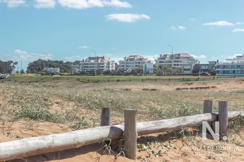 Lote en espectacular barrio cerrado. Veramansa. En venta