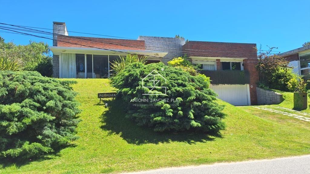 Hermosa casa con piscina a pasos de playa Brava