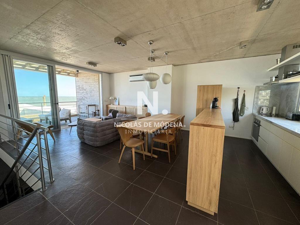 DUPLEX DE TRES PLANTAS CON VISTA AL MAR EN MONTOYA
