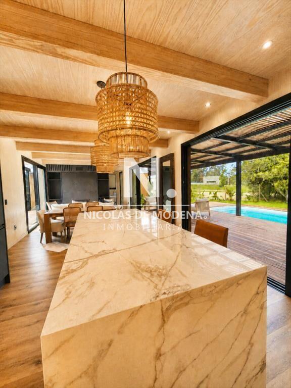 Hermosa casa de moderno diseño en venta en barrio privado