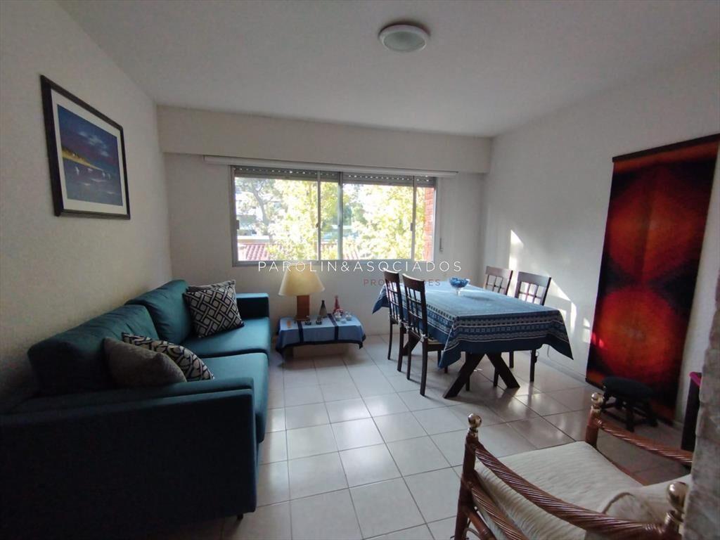 Luminoso apartamento en venta en edificio Aromo,