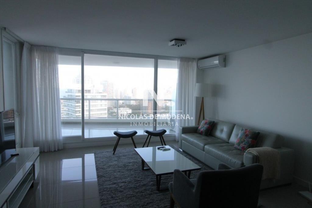 Vende Elegante apartamento de 3 dormitorios a solo metros d