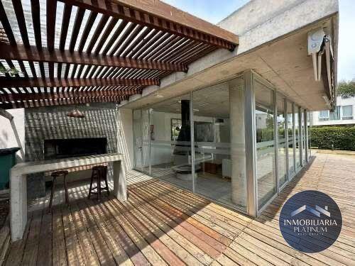 Casa en venta c/ cochera en Barra de Carrasco