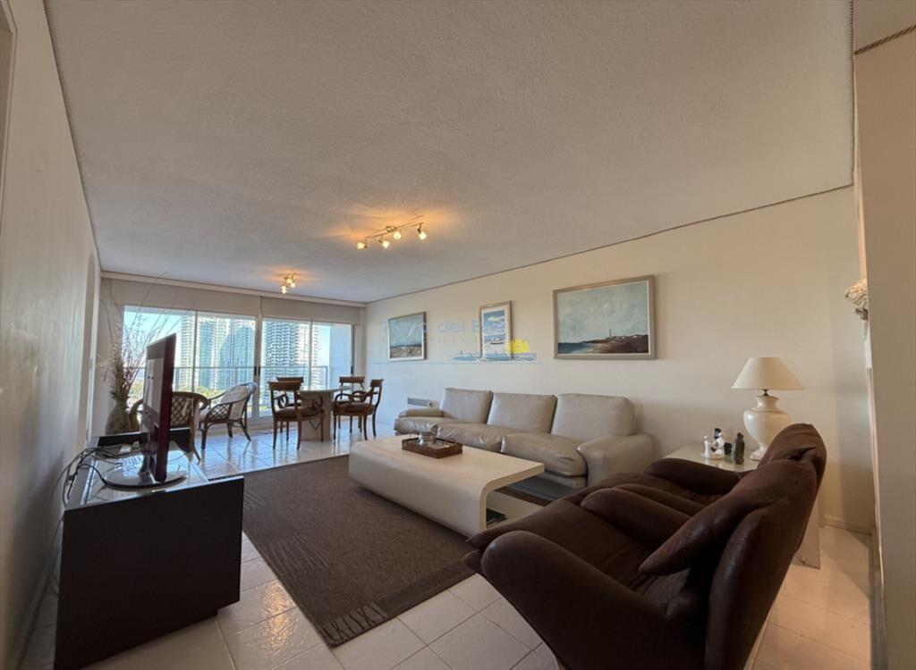 Apartamento en Venta de 3 dormitorios en Punta ,