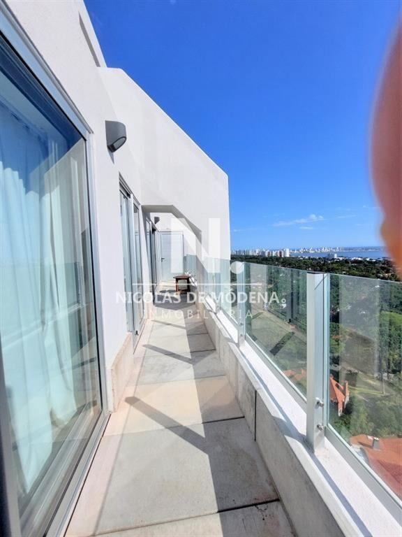 Amplio apartamento en piso alto, con excelente vista al mar