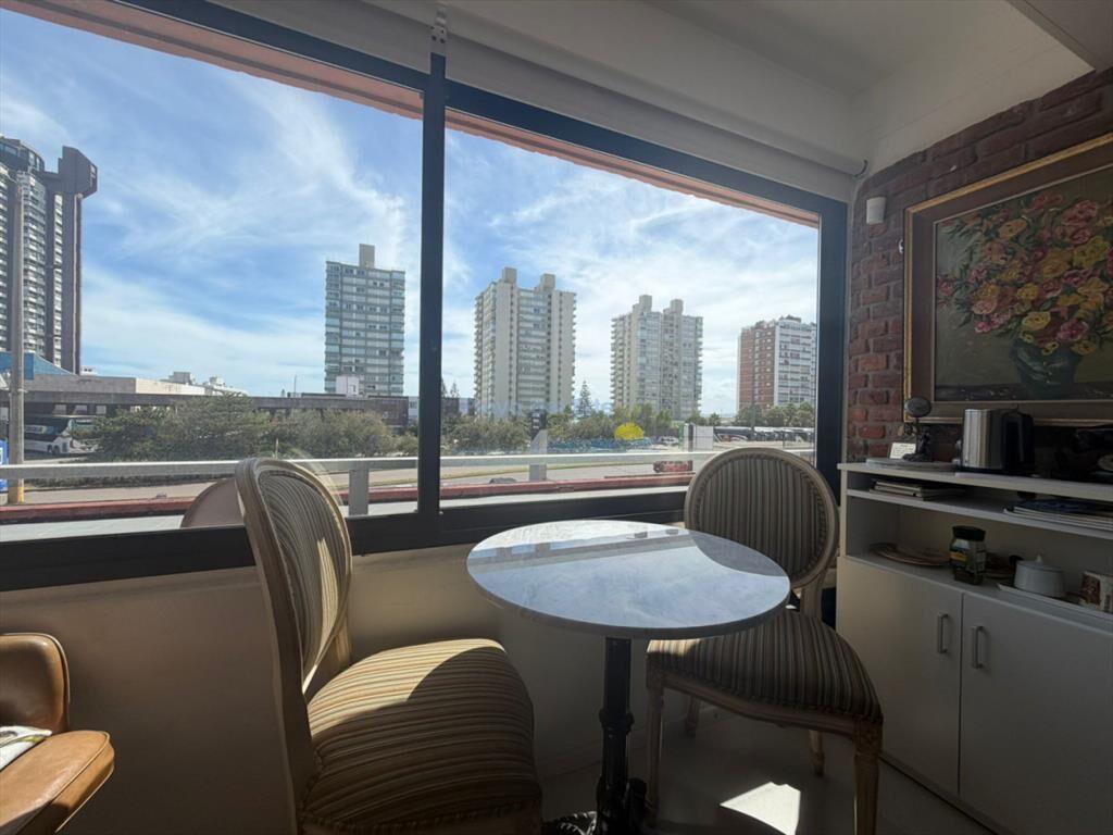 Apartamento en venta de 3 dormitorios en punta ,