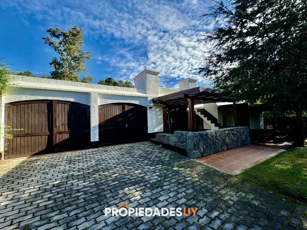 Excelente casa de 4 dormitorios con piscina en