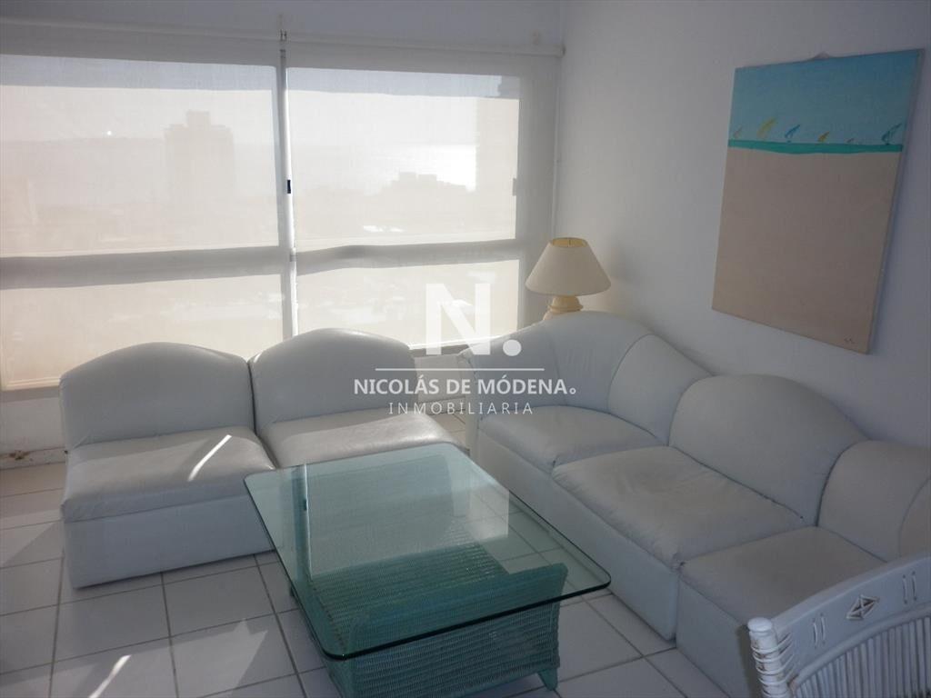 Vende apartamento de 2 dormitorios en Punta del