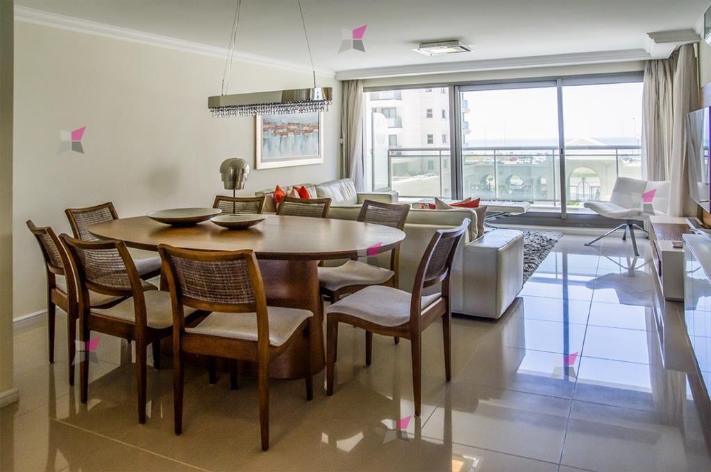 Departamento en venta con amplios dormitorios.