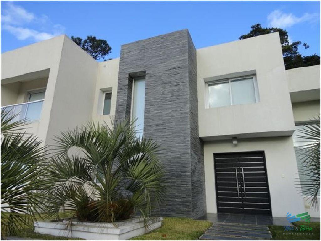 Vendo casa de 4 dormitorios con piscina en barrio