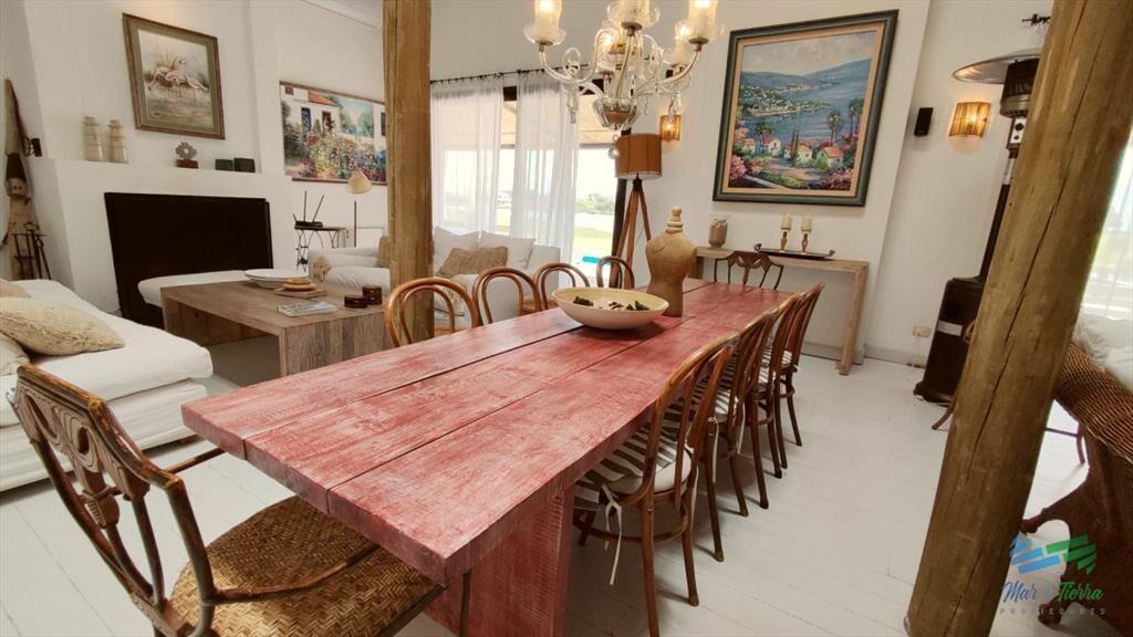 Venta de Hermosa Casa sobre la laguna en El