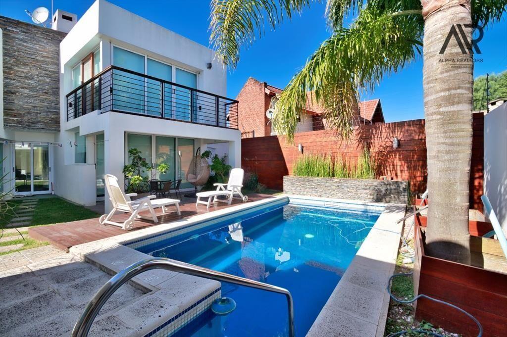 Casa en venta c/ cochera en Atlántida