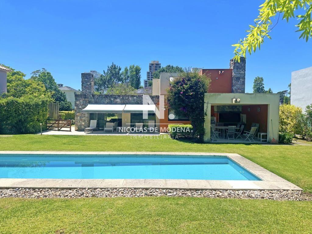 Exclusivo barrio privado, 3 suites + servicio completo, pil