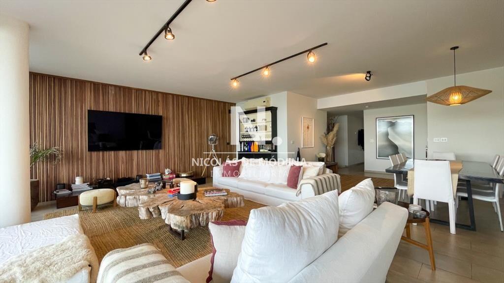 Hermoso apartamento de 4 dormitorios!
