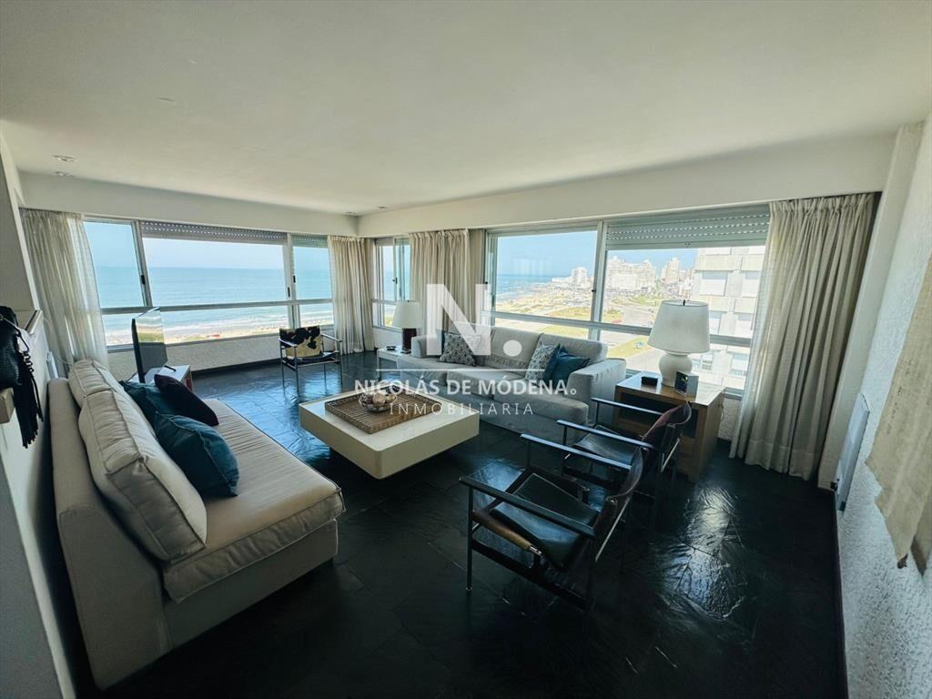 Apartamento de 3 dormitorios en venta en Punta del Este