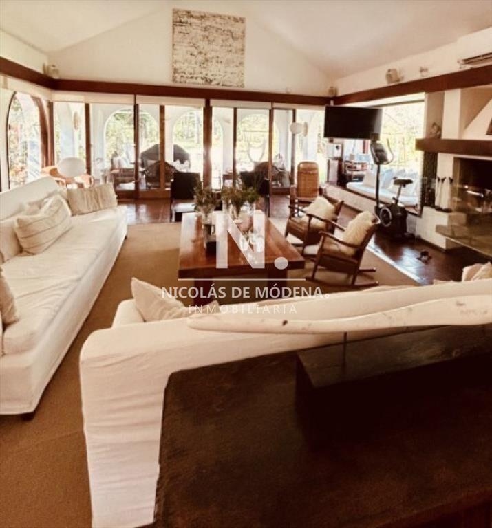 Vende casa en playa brava, Punta del Este de 5
