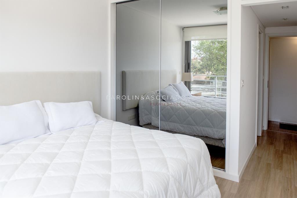 Vende apartamento en Alexander Boulevard de 2 dormitorios.