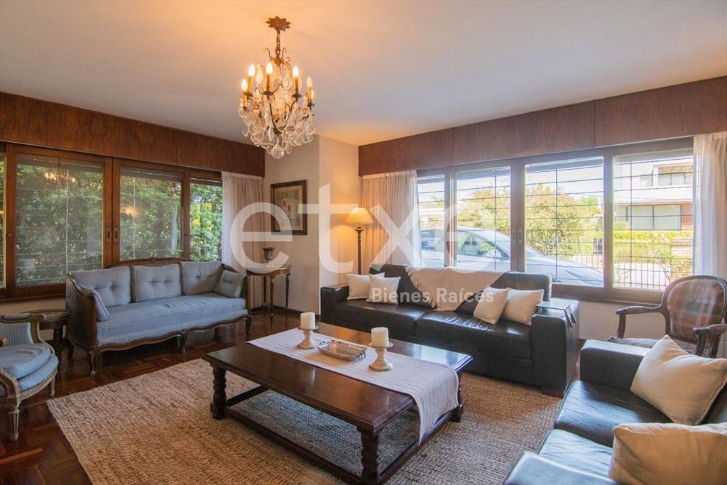 Venta de Casa con enrome jardín en Carrasco...