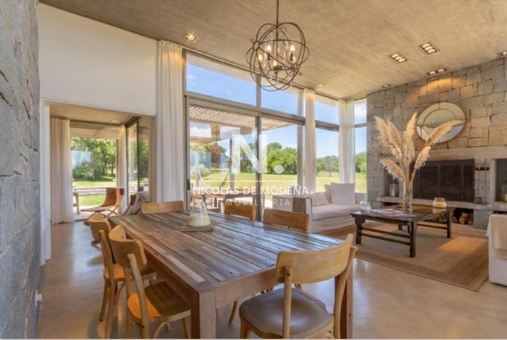 Vende impecable casa de 2 plantas con 3 en suite,