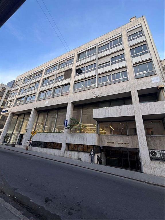Venta Oficina con renta edificio corporativo Ciudad Vieja