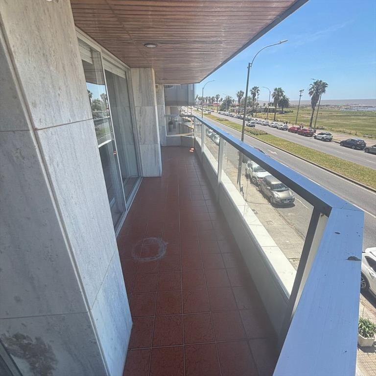 Venta amplio apartamento 4 dormitorios Rambla de Punta Carr