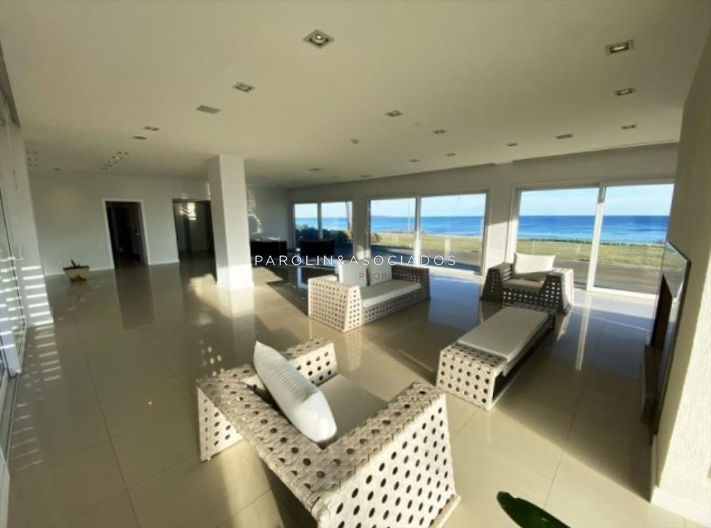 Hermosa casa en venta frente al mar, Punta del