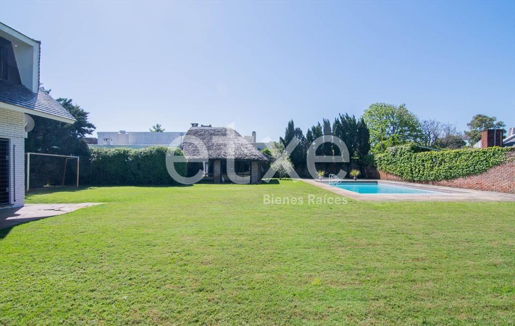 Venta de Casa con enrome jardín en Carrasco...