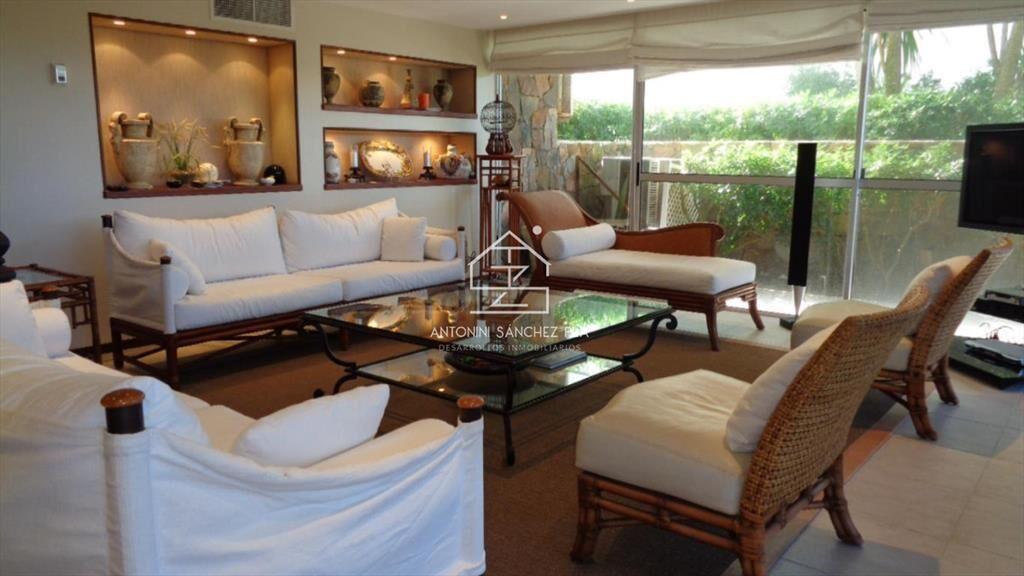 Apartamento de 4 dormitorios en Punta del Este frente al ma