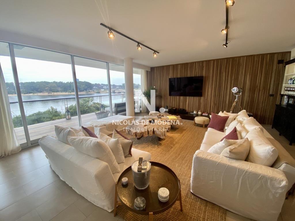 Hermoso apartamento de 4 dormitorios!