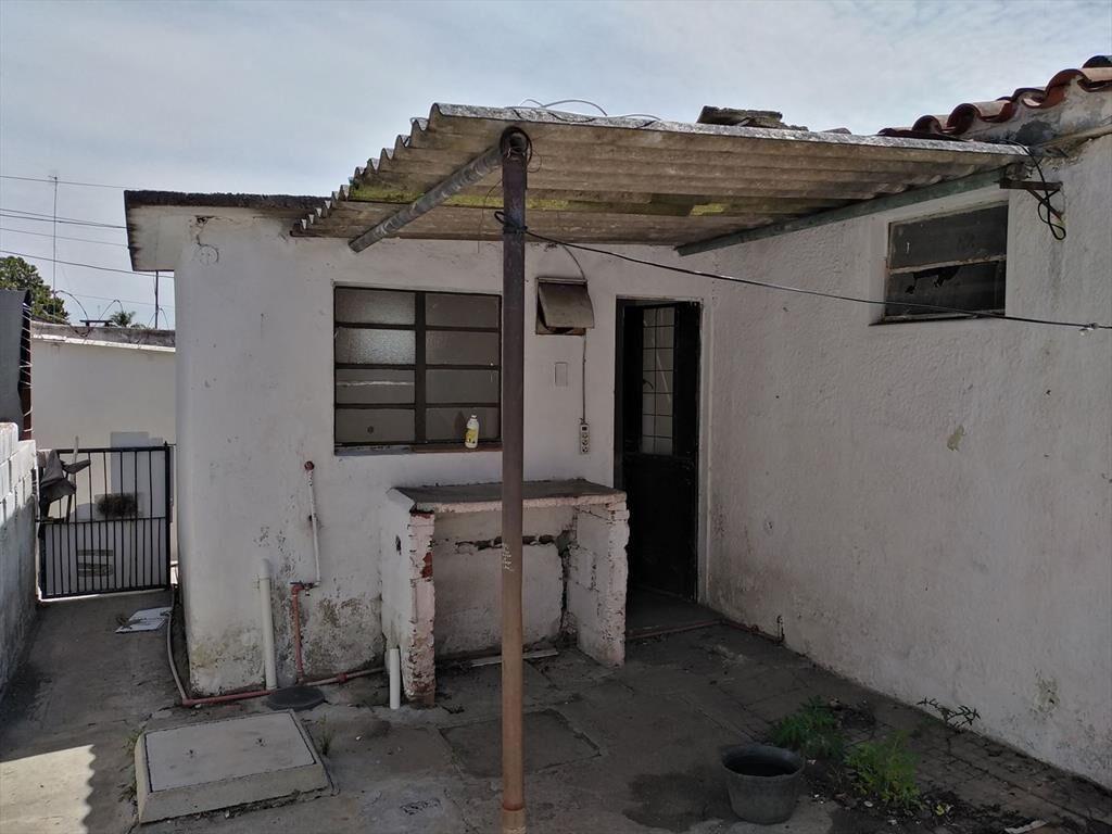 Casa y dos apartamentos, todos alquilados, ideal para renta.