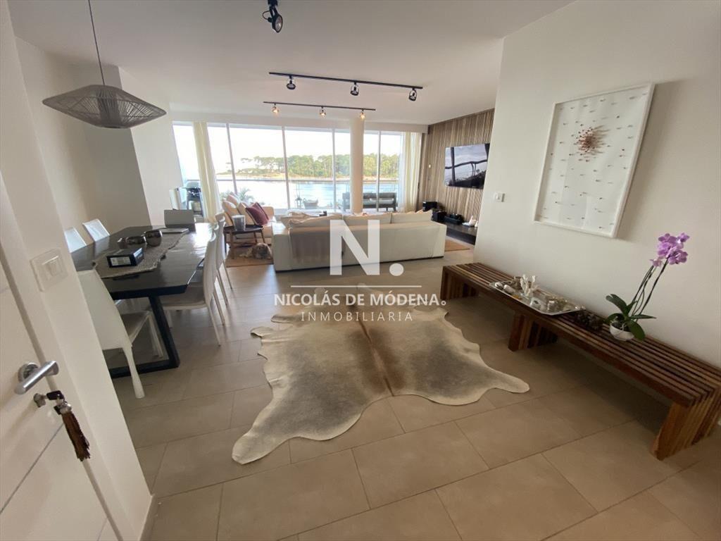 Hermoso apartamento de 4 dormitorios!