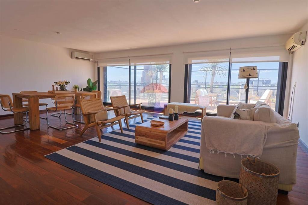 VENTA PENTHOUSE POCITOS, 3 DORM. SERVICIO, 3 GJES.