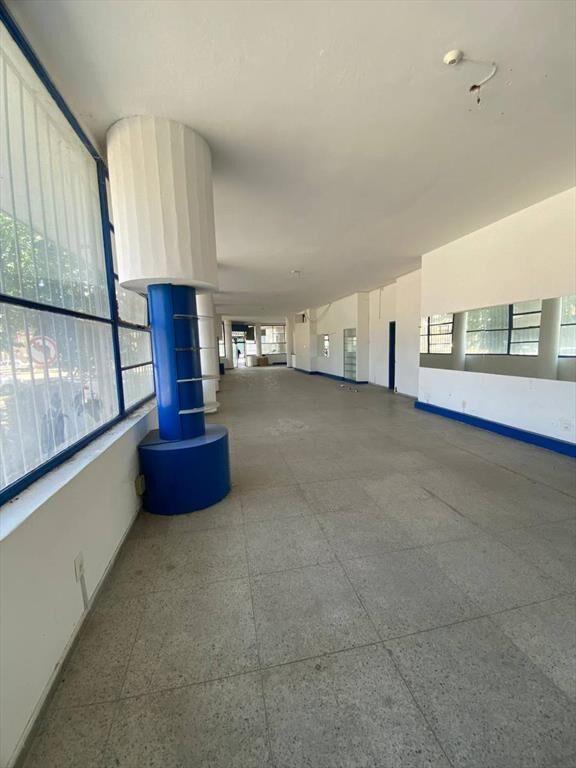 Vendo Local de 275m2. Con amplios ventanales, local esquina