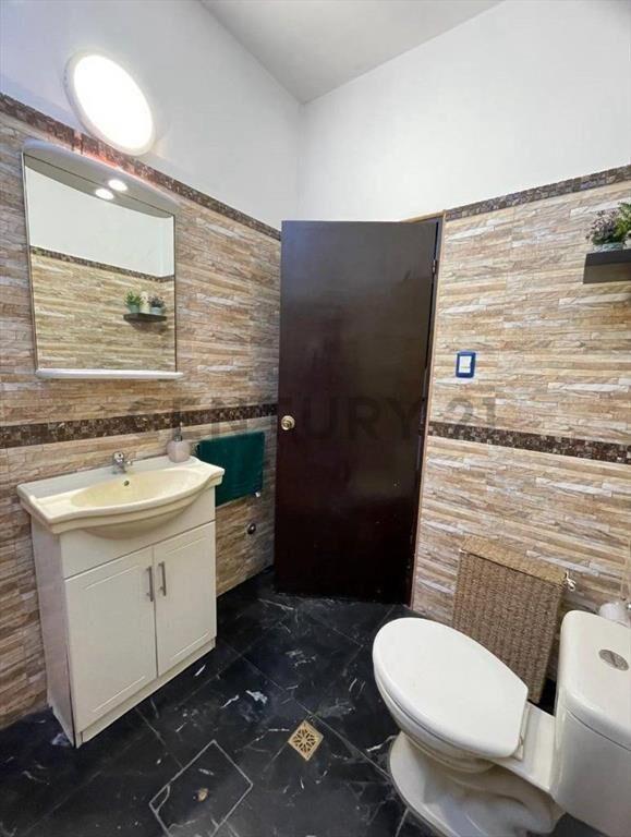 Venta 2 casas Peñarol,717 m2,multiples garajes.3 dormi,pa...
