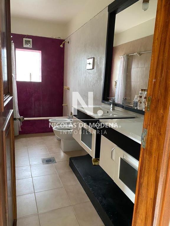 Vende impecable casa de 4 dormitorios en Brava