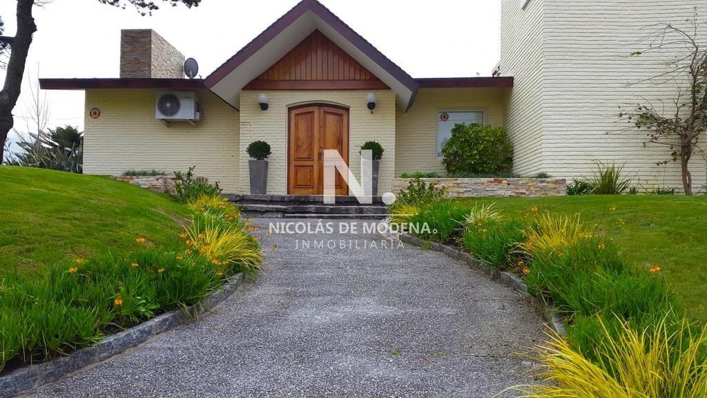 VENDE EXCELENTE CASA DE 4 DORMITORIOS EN PLAYA MANSA, PUNTA