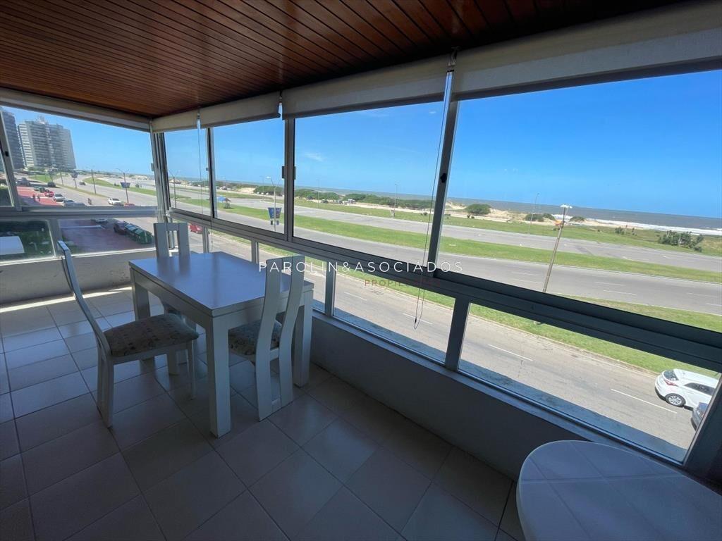 Apartamento de 2 dormitorios y dependencia de en