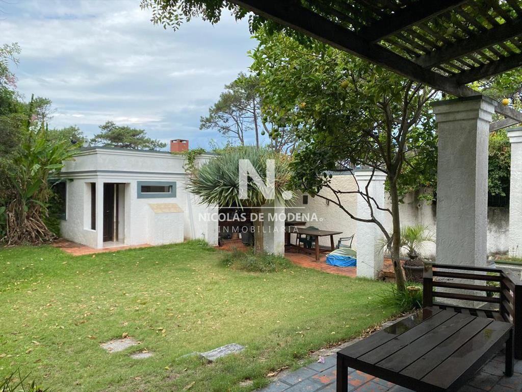 Vende impecable casa de 4 dormitorios en Brava