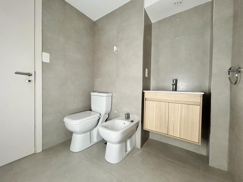 Venta monoambiente con patio con renta en La Comercial