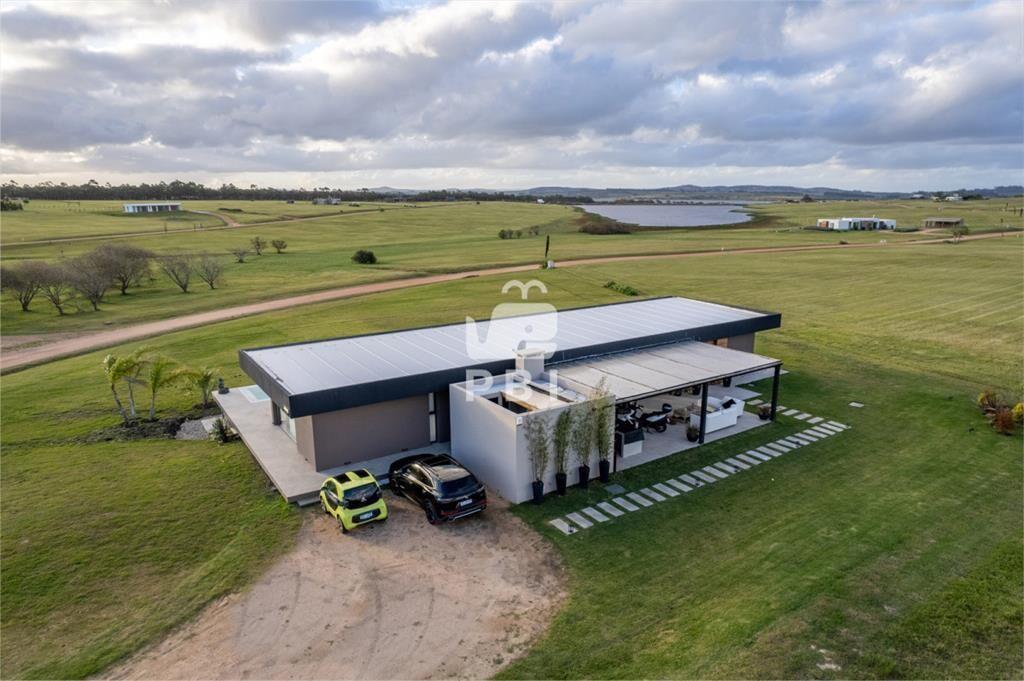 Casa de 2 dormitorios en Laguna de los Cisnes - :