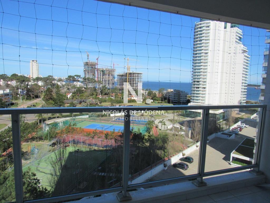 Venta de apartamento de tres dormitorios en Punta