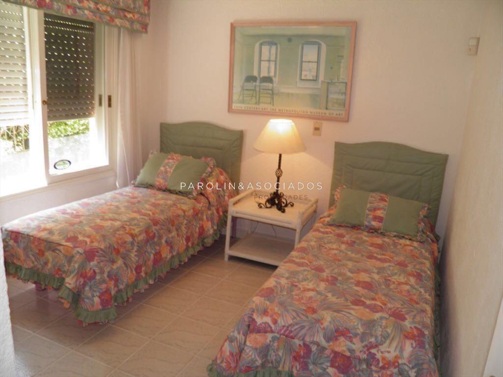 HERMOSA CASA DE 4 DORMITORIOS A LA VENTA.