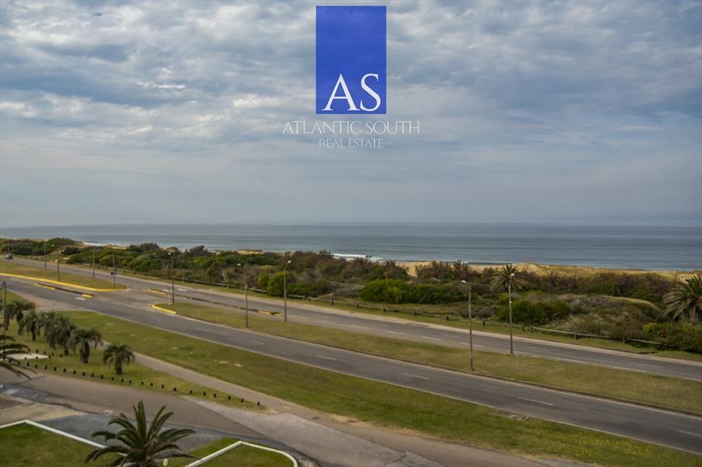 Apartamento frente a al mar Playa Brava en venta.