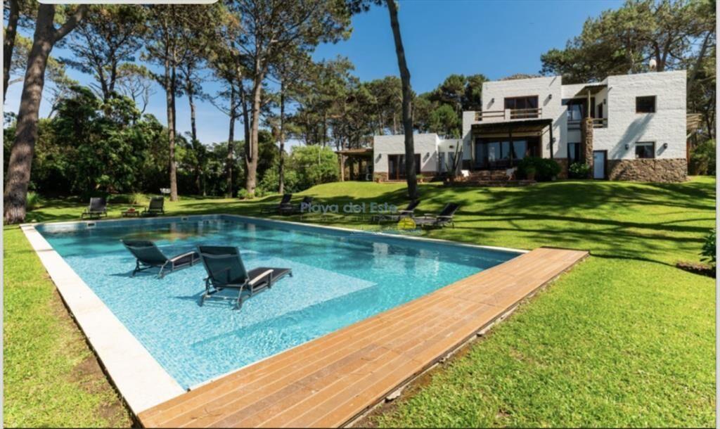 Excelente casa de 5 dormitorios mas dependencia y