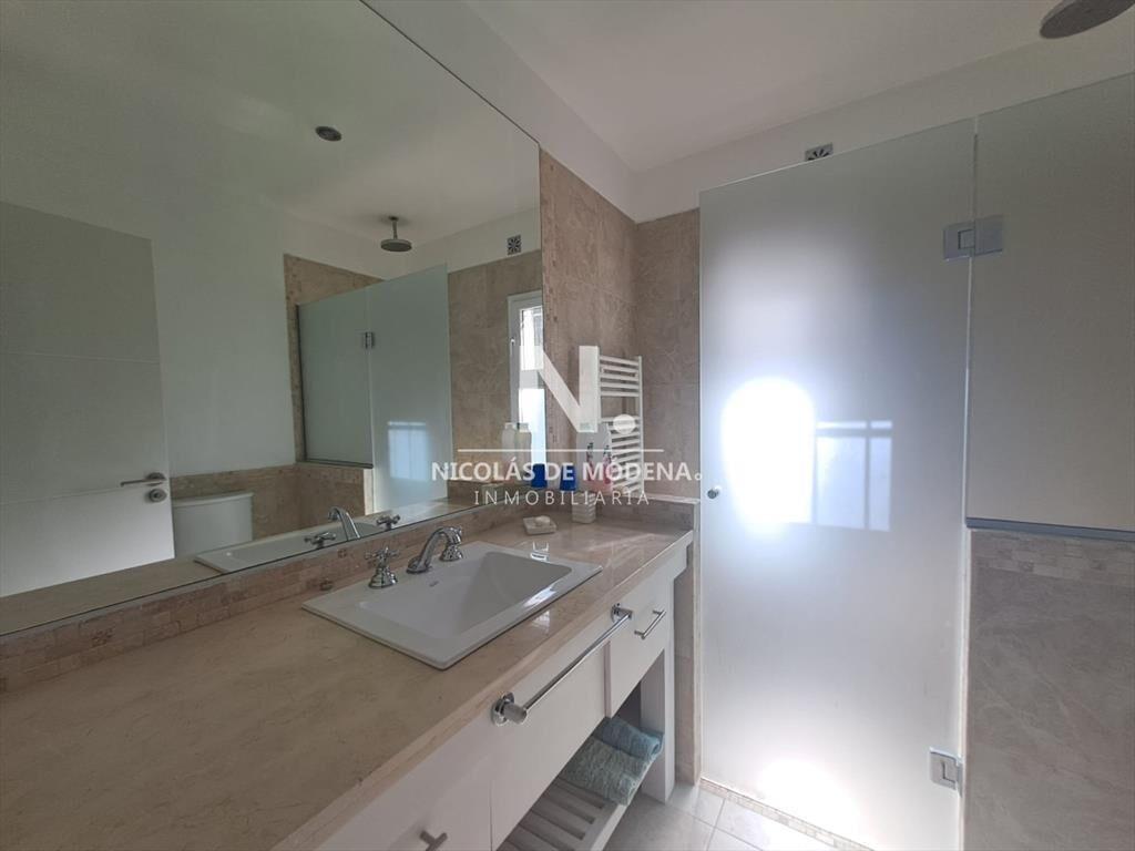 Casa en Barrio Cerrado a la Venta de 2 , Altos de