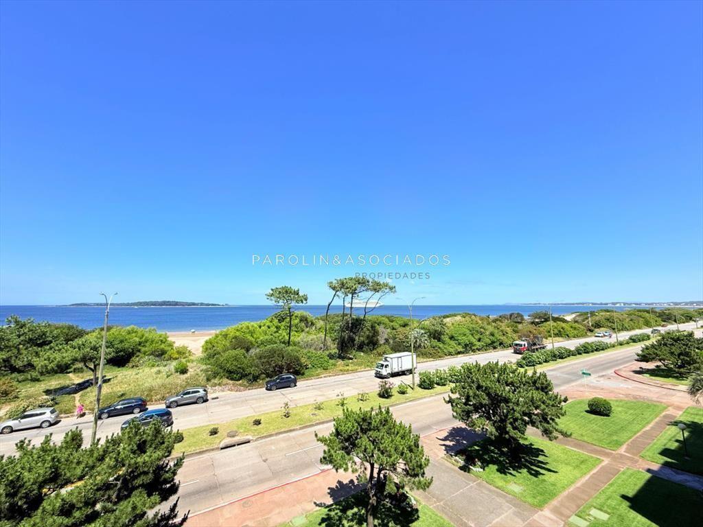 Apartamento con parrillero de 4 dormitorios al en