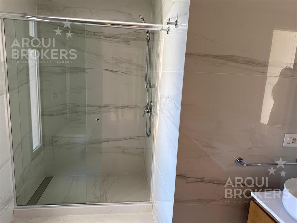 Apartamento de 2 dormitorios en venta en Carrasco - C403
