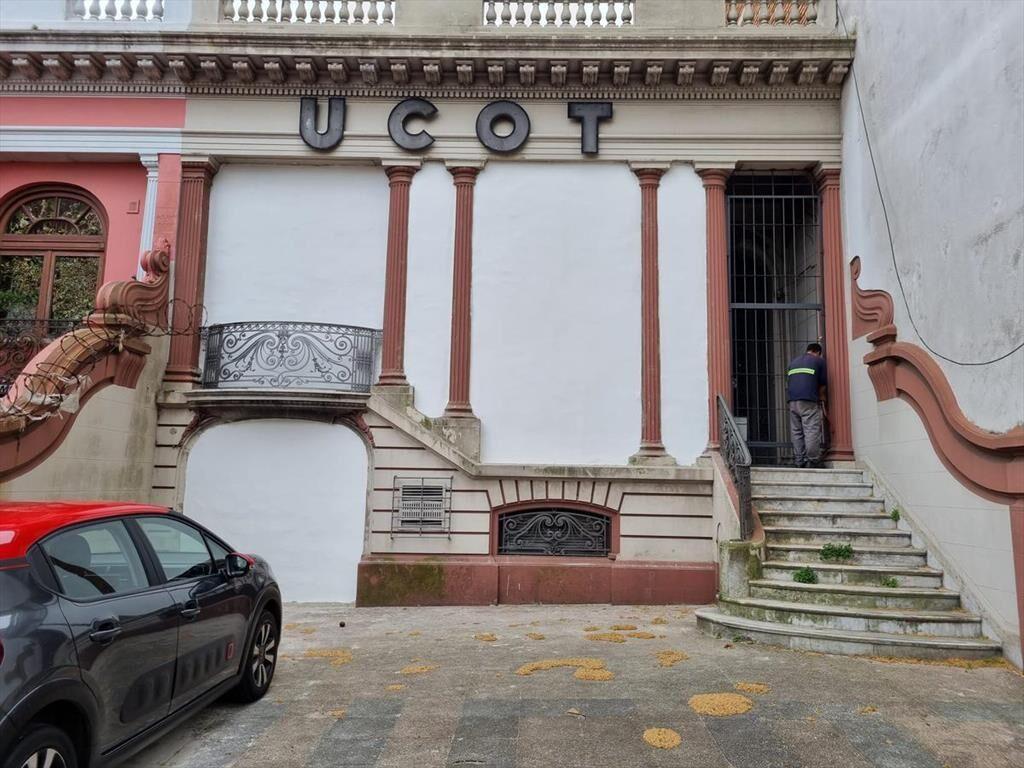 Av 8 de octubre casi Propios , terreno de 450 m2 con altura